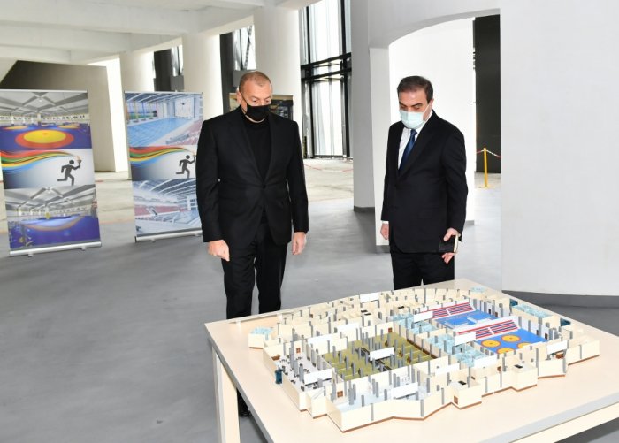 Ilham Aliyev visite le chantier du Palais des sports de Gandja