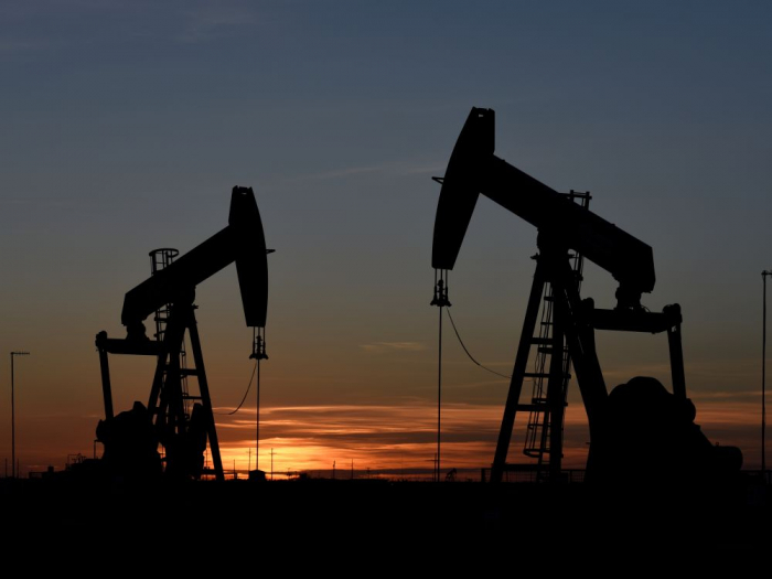 Les prix du pétrole chutent sous la pression de la hausse de l