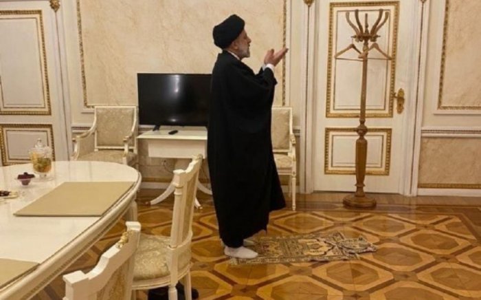 İran prezidenti Kremldə namaz qılıb  
