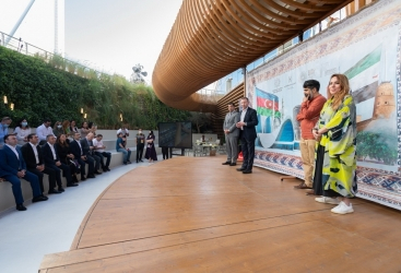 La présentation du tapis « Dostloug » au pavillon azerbaïdjanais à l’Expo 2020 de Dubaï