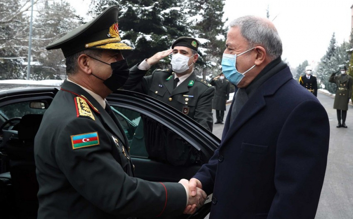   Azerbaijani, Turkish defense ministers discuss regional security issues  