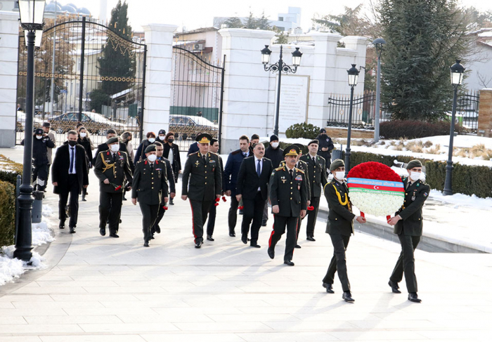 Defense Minister Hasanov visits monument to Azerbaijan’s national leader in Ankara -   PHOTO  