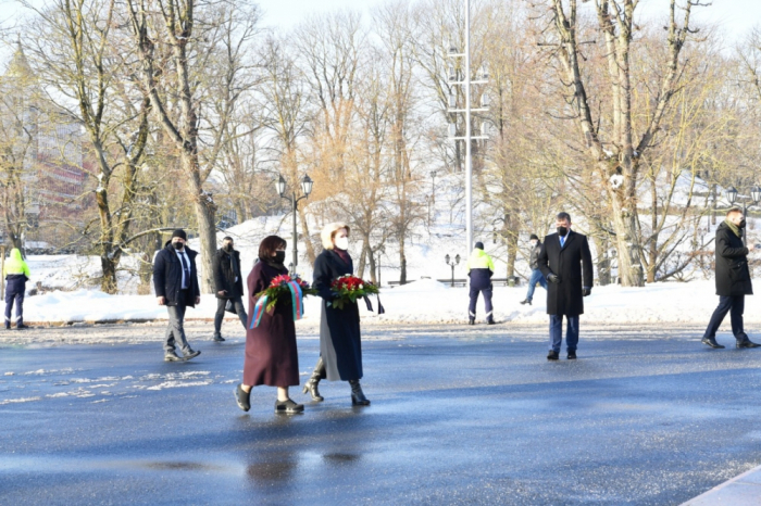   Aserbaidschanische parlamentarische Delegation besucht Freiheitsdenkmal in Riga  