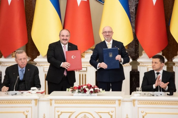 Türkiyə və Ukrayna arasında 8 sənəd imzalanıb 
   
