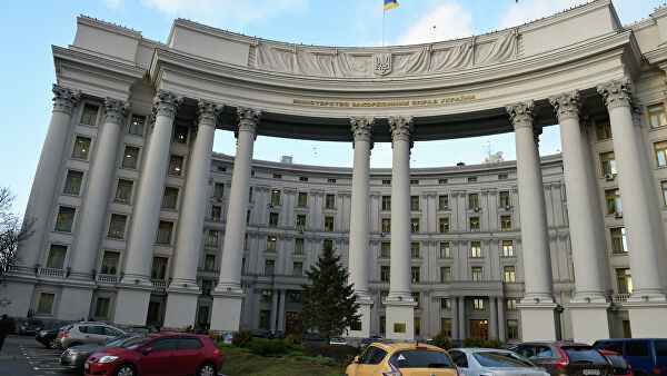   Russia begins evacuating diplomatic staff from Ukraine  