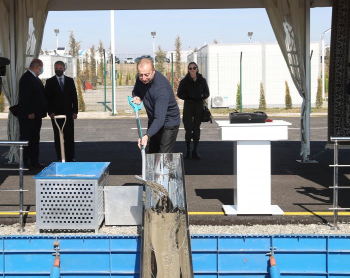   Presidente Ilham Aliyev sienta las bases de dos empresas en el Parque Industrial de Aghdam  