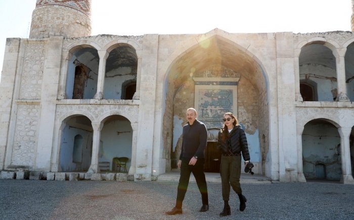   Ilham Aliyev y Mehriban Aliyeva en la Mezquita Juma en Aghdam  