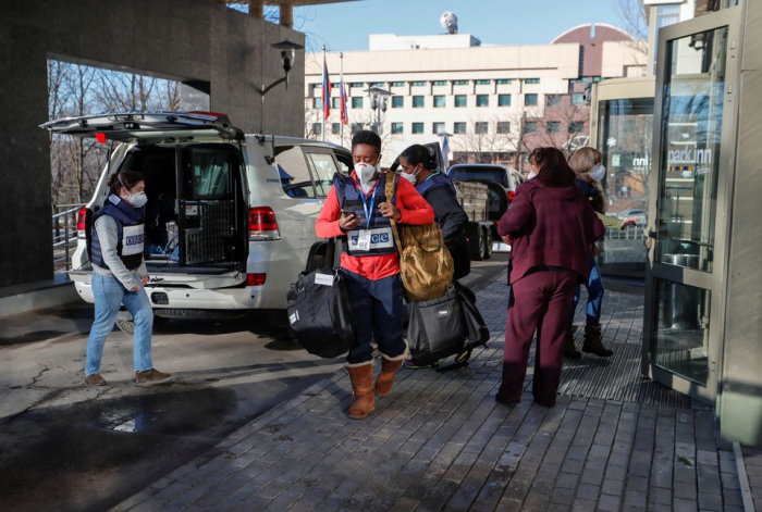 OSCE monitoring mission staff pull out from eastern Ukraine