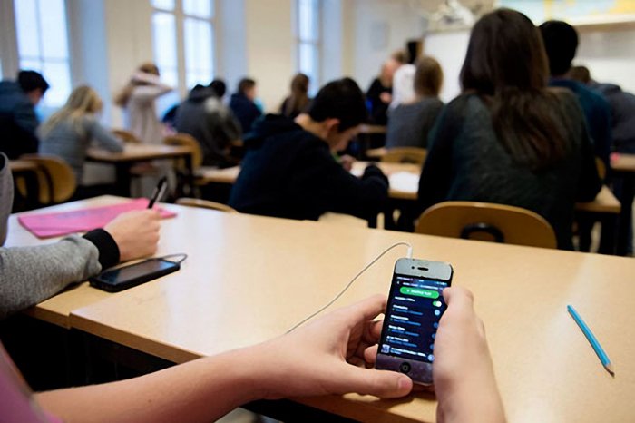    Şagirdlərdən mobil telefonlar götürüləcək?   