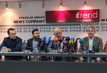 عقد مؤتمر صحفي للمسافرين الأجانب الذين يزورون أذربيجان