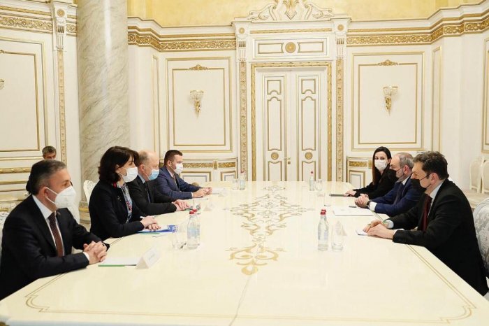 Azerbaijani MPs hold meeting with Armenian PM