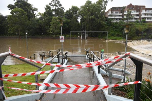 Un muerto y diez desaparecidos en inundaciones en el este de Australia