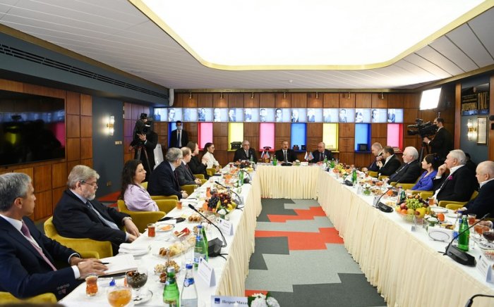       İlham Əliyev:    "Bizdə etnik prinsipə görə ölkəyə girişə qadağa yoxdur"  
   