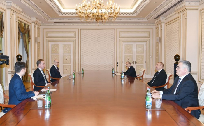  Präsident Aliyev empfängt eine Delegation unter der Leitung des Präsidenten des Weltwirtschaftsforums 