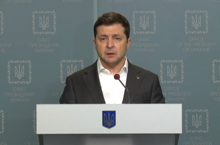 Zelensky: Ukraine starting to give weapons to citizens