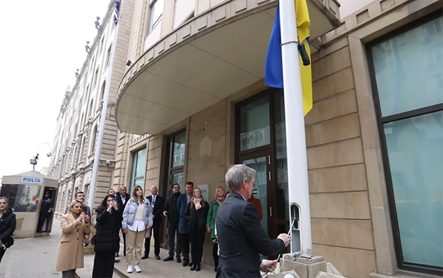 Britaniyanın Bakıdakı səfiri Ukrayna bayrağını binaya asdı-