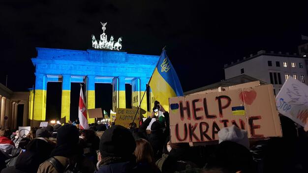  In Berlin versammeln sich die Demonstranten zur Unterstützung der Ukraine  - VIDEO  