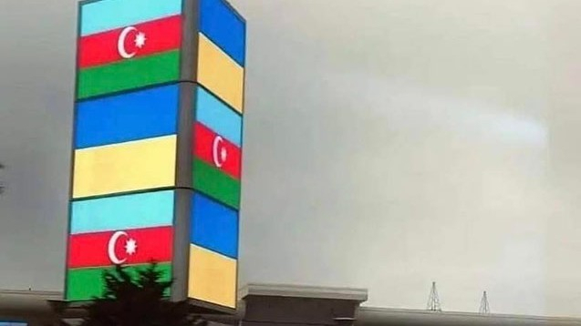   Aserbaidschanische und ukrainische Flaggen zusammen   - FOTO    