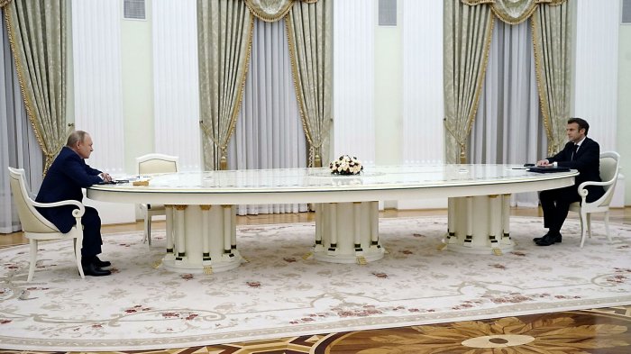  Putinlə Makron niyə böyük masa ətrafında əyləşib?  Səbəb açıqlandı  