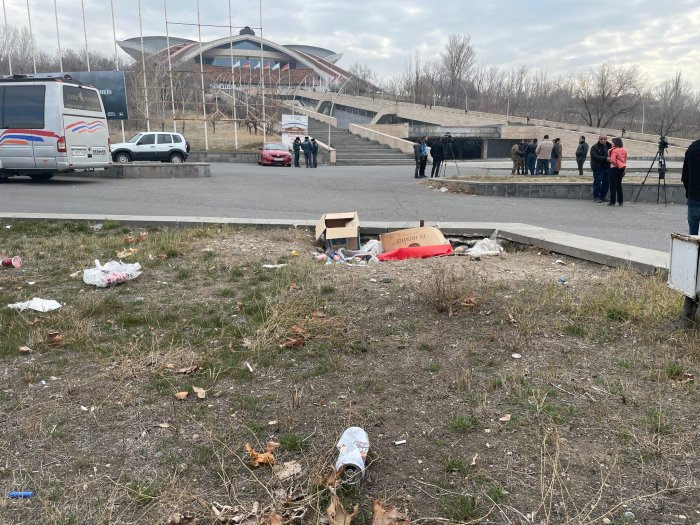    İrəvan AVRONEST-in iclasına gələnləri zibillə qarşılayır-   FOTOLAR      