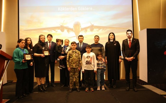 Bayraktar Bakıda şəhid ailələri ilə görüşüb
