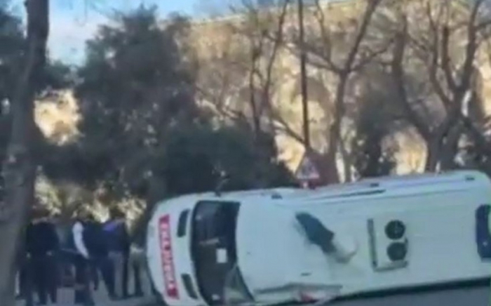    Bakıda təcili yardım maşını aşıb,    xəsarət alan var      