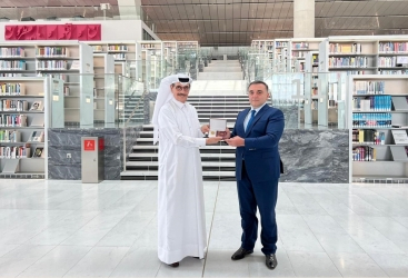 El Ministro de Estado de Qatar recibe la placa conmemorativa "Nizami Ganjavi - 880"