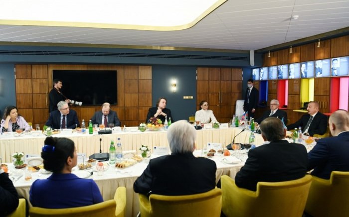  İlham Əliyev Rusiyanın aparıcı KİV-lərinin rəhbərləri ilə görüşüb -  FOTOLAR    
