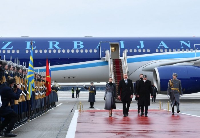 President Ilham Aliyev arrives on official visit to Russia