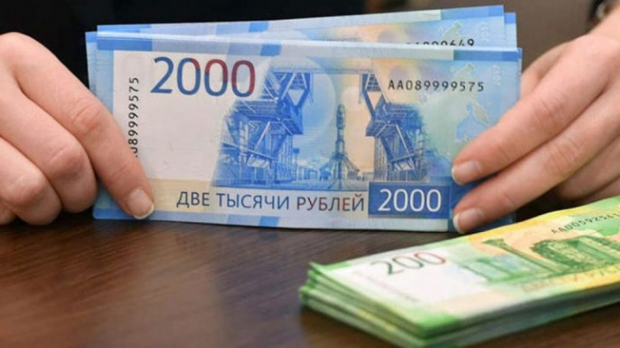 Une banque azerbaïdjanaise suspend ses opérations avec le rouble russe