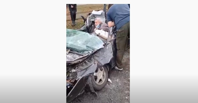  Ukraynadan dəhşətli görüntülər-  Tank avtomobilin üzərindən keçdi + VİDEO    
