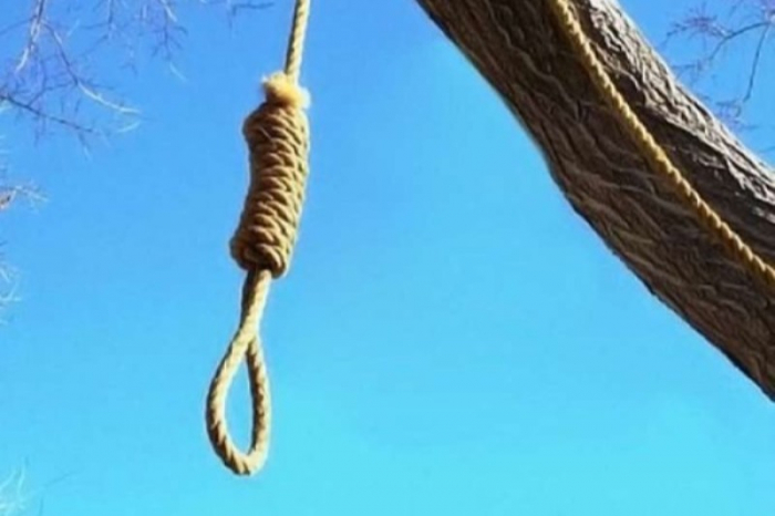    Əsəb xəstəsi qadın özünü asdı  
   