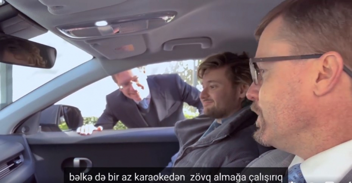  Amerikalı diplomat Eldar Qasımovla mahnı oxudu -  VİDEO  
