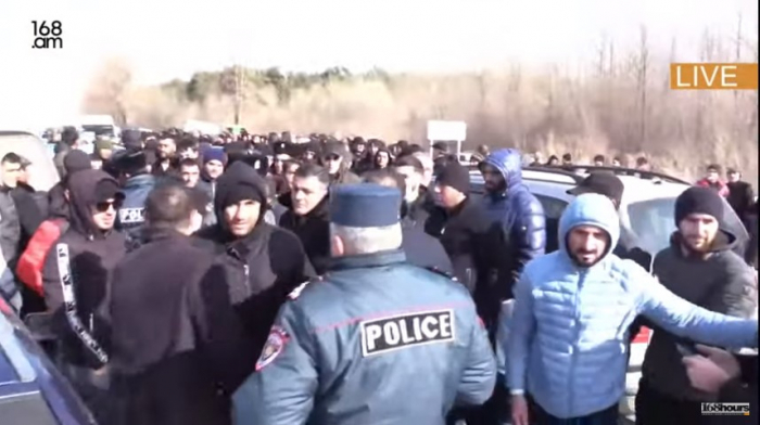   Basarkeçərdə gərginlik:Ermənilər yolu bağlayıb-    CANLI      