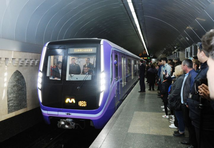       Metroda insident:    Qadın stansiya yoluna düşüb   