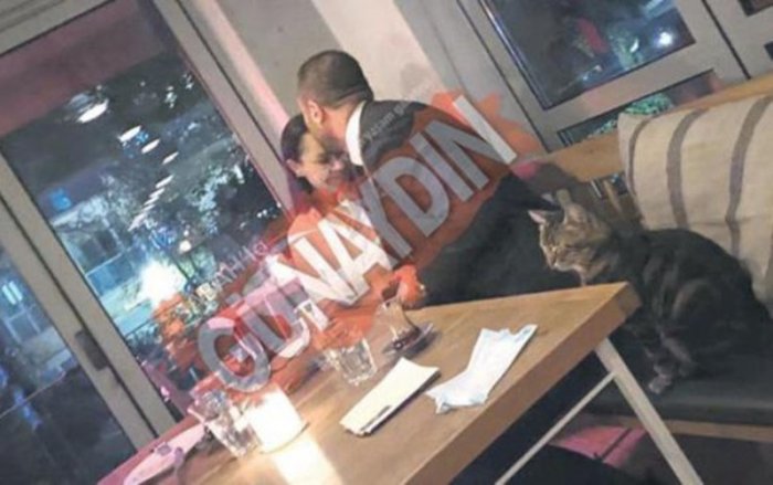 Hülya Avşarı sevgilisi ilə yaxaladılar -    Foto     

