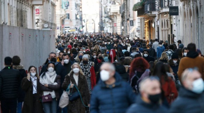 Polşada pandemiya ilə bağlı məhdudiyyətlər yumşaldılır  
