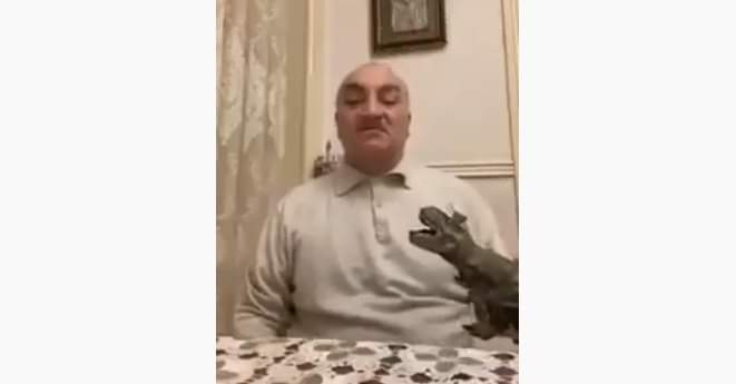   Tahir Kərimli oyuncaq dinozavrı ilə diqqət çəkdi -    VİDEO      
