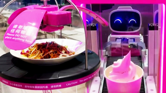  Pekin Olimpiadasında qonaqlara robotlar xidmət göstərir -   VİDEO    