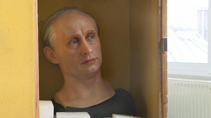   Wax statue of Vladimir Putin removed from Grévin museum in Paris -   NO COMMENT    