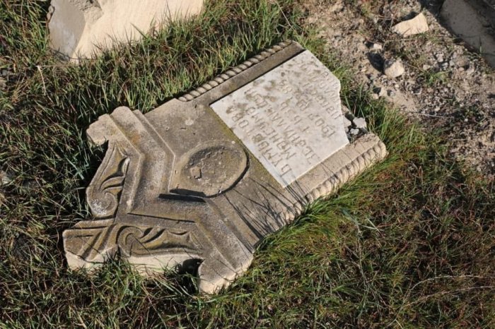    "İşğal dövründə    900-dən çox qəbiristanlıq    dağıdılıb"   