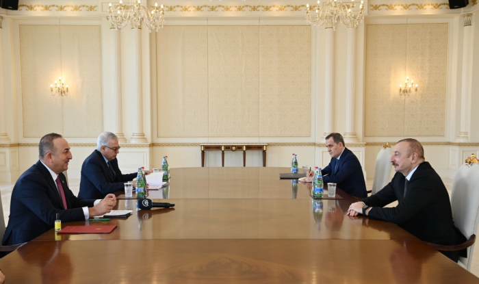   Präsident Ilham Aliyev empfängt türkischen Außenminister  