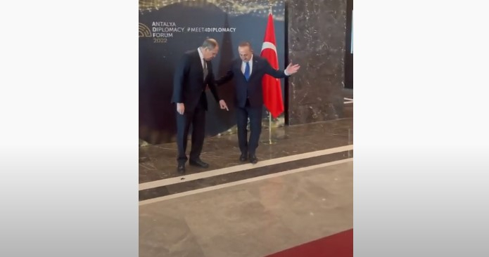   Interessante Momente aus dem Treffen zwischen Lawrow und Cavusoglu   - VIDEO    