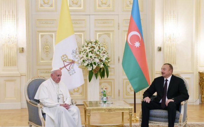   El Presidente Ilham Aliyev felicita al Papa   