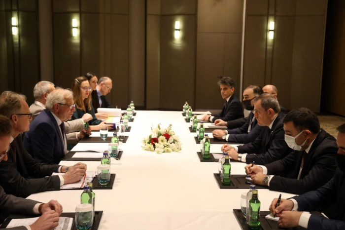 Azerbaijani FM talks strategic partnership with EU High Representative 