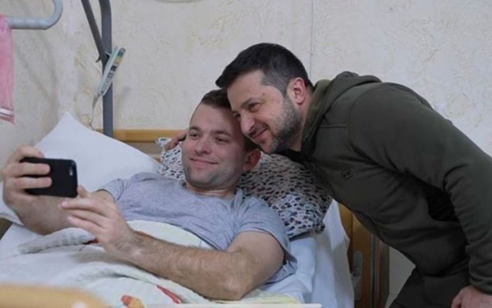 Ukrainian president visits wounded soldiers at hospital