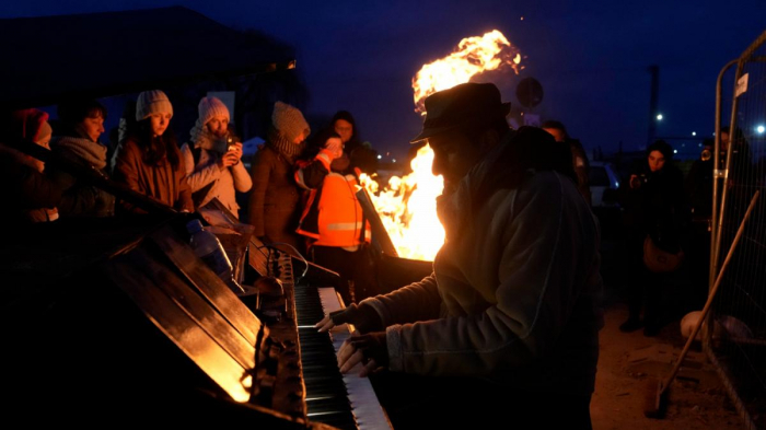   In Poland, a pianist plays to "spread peace through music" -  NO COMMENT    