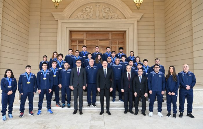    Prezident güləşçiləri qəbul edib -  FOTOLAR    