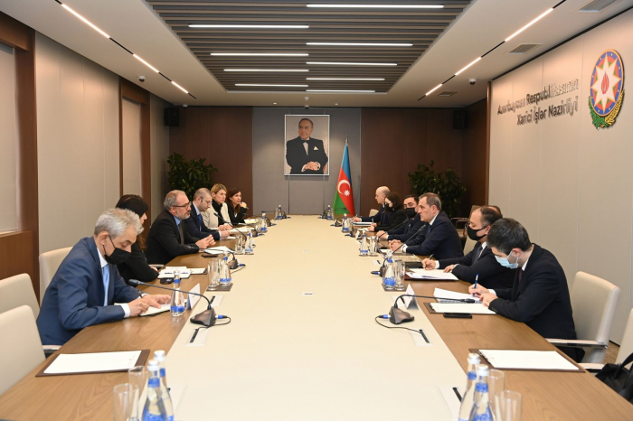   Aserbaidschanischer Außenminister informiert UN-Beamten über Umweltterror in Armenien  