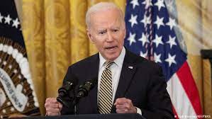 Biden eleva el tono contra Putin y le llama "dictador asesino"